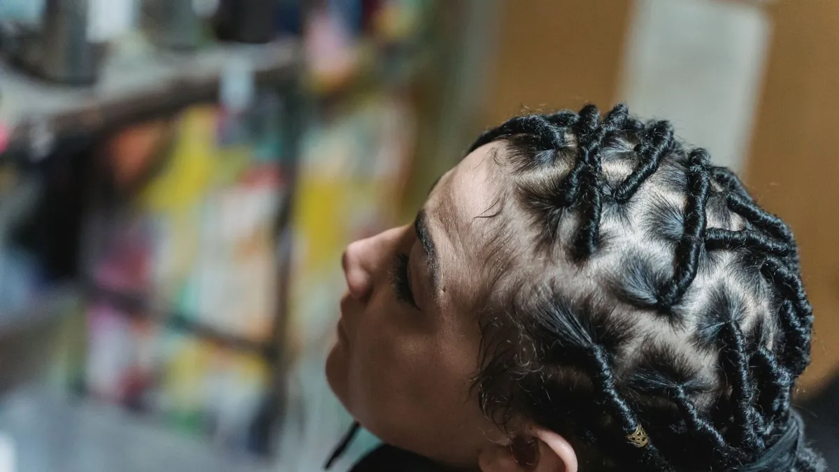 Gros plan sur une chevelure avec des barrel twist réguliers et brillants, coiffure protectrice.