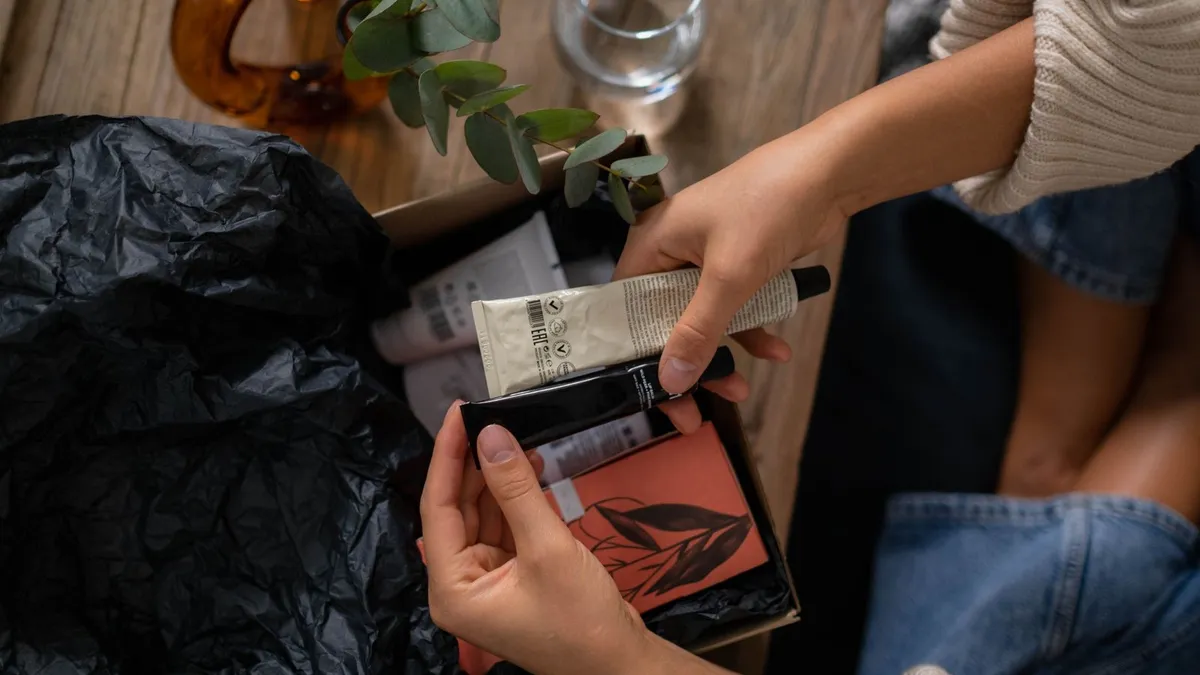 Boîte My Little Box avec produits beauté et accessoires lifestyle